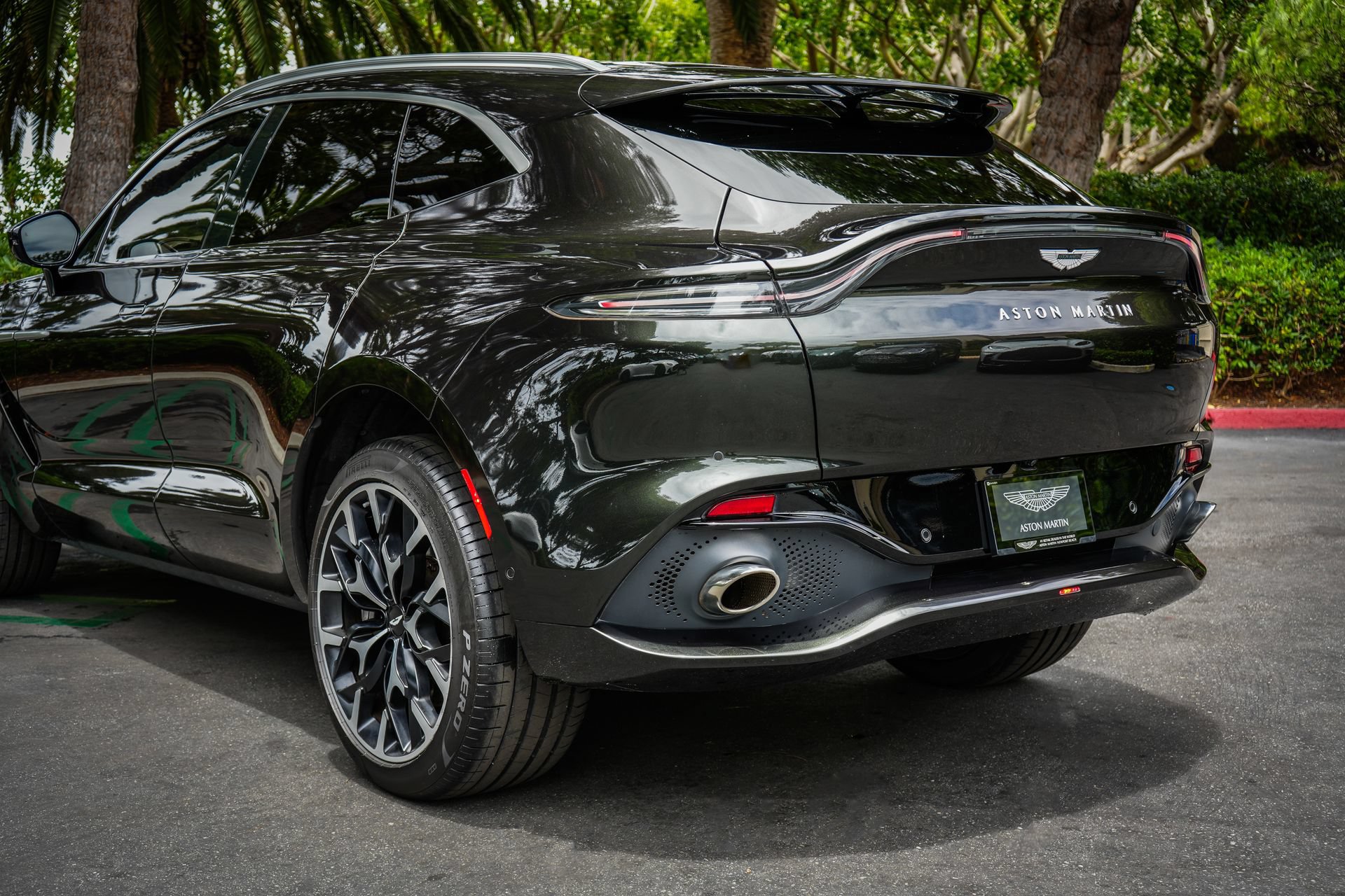 Used 2022 Aston Martin DBX AWD/4WD image 11