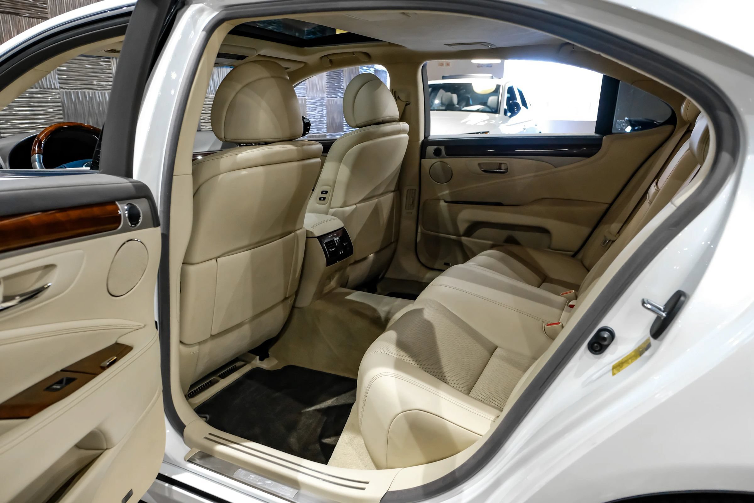 Used 2015 Lexus LS 460 L RWD image 34