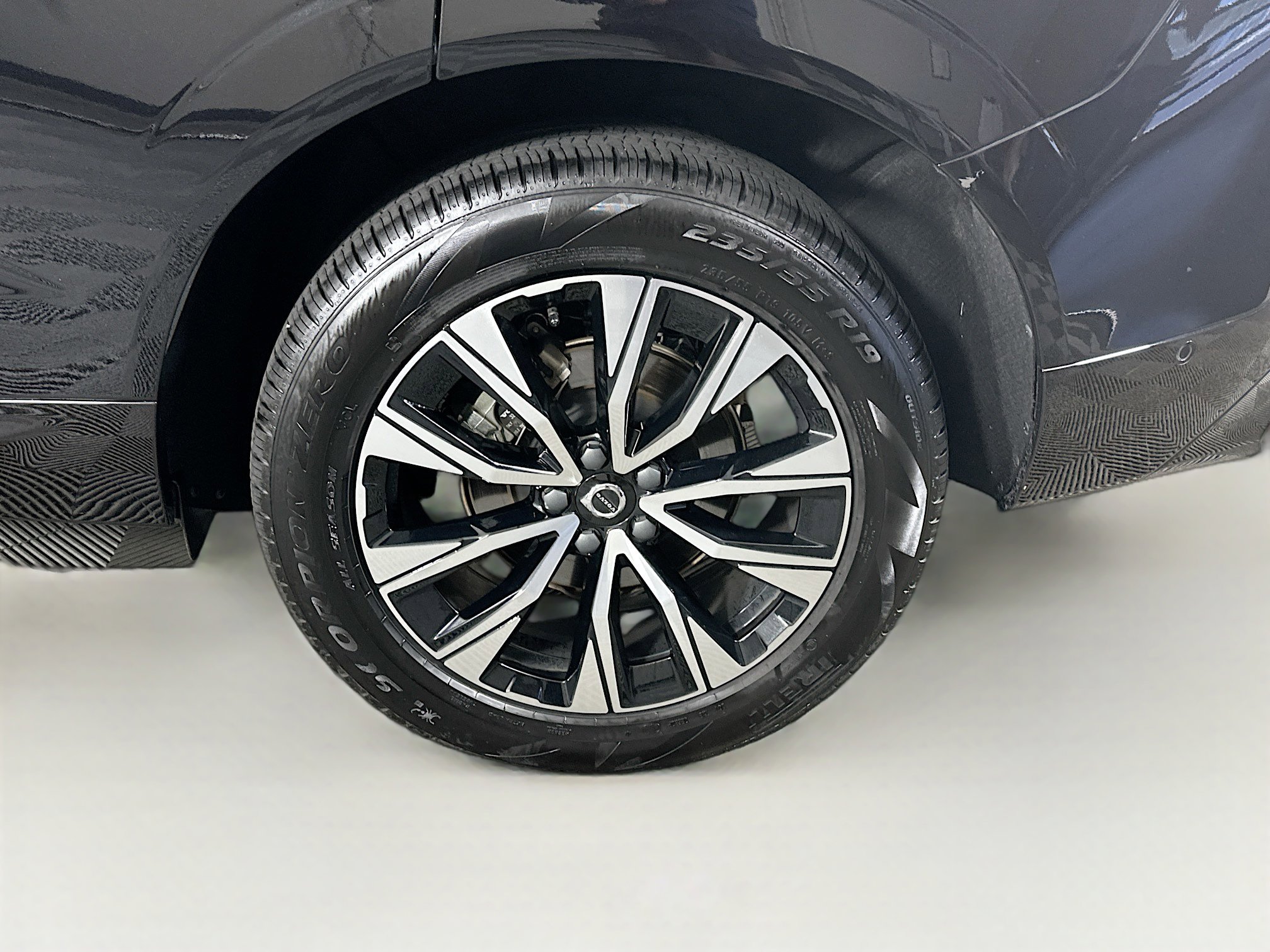 Used 2025 Volvo XC60 B5 Plus w/ Climate Package image 11