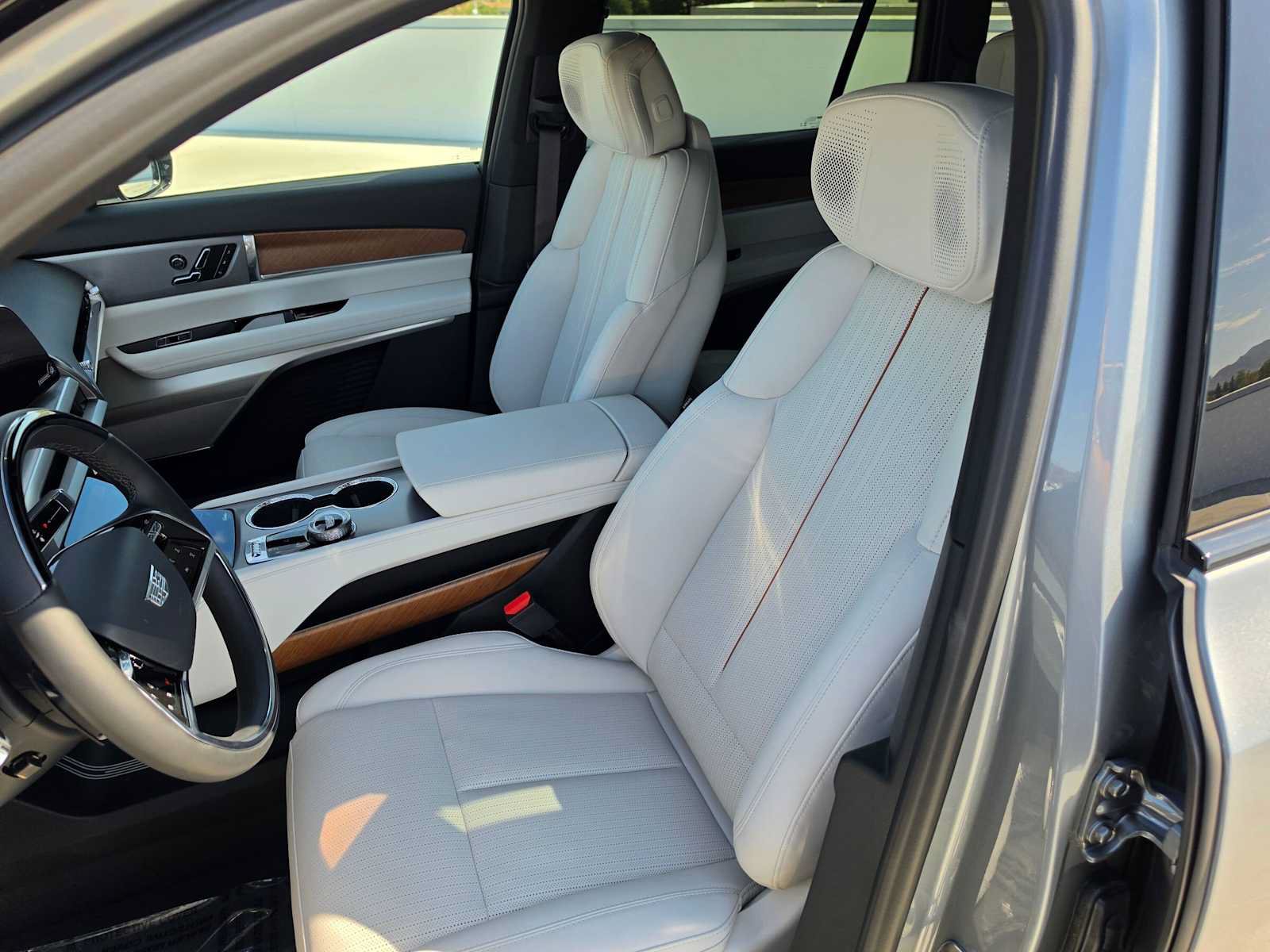 New 2027 Cadillac Vistiq Luxury w/ LPO, Premium Carpet Package AWD/4WD image 22