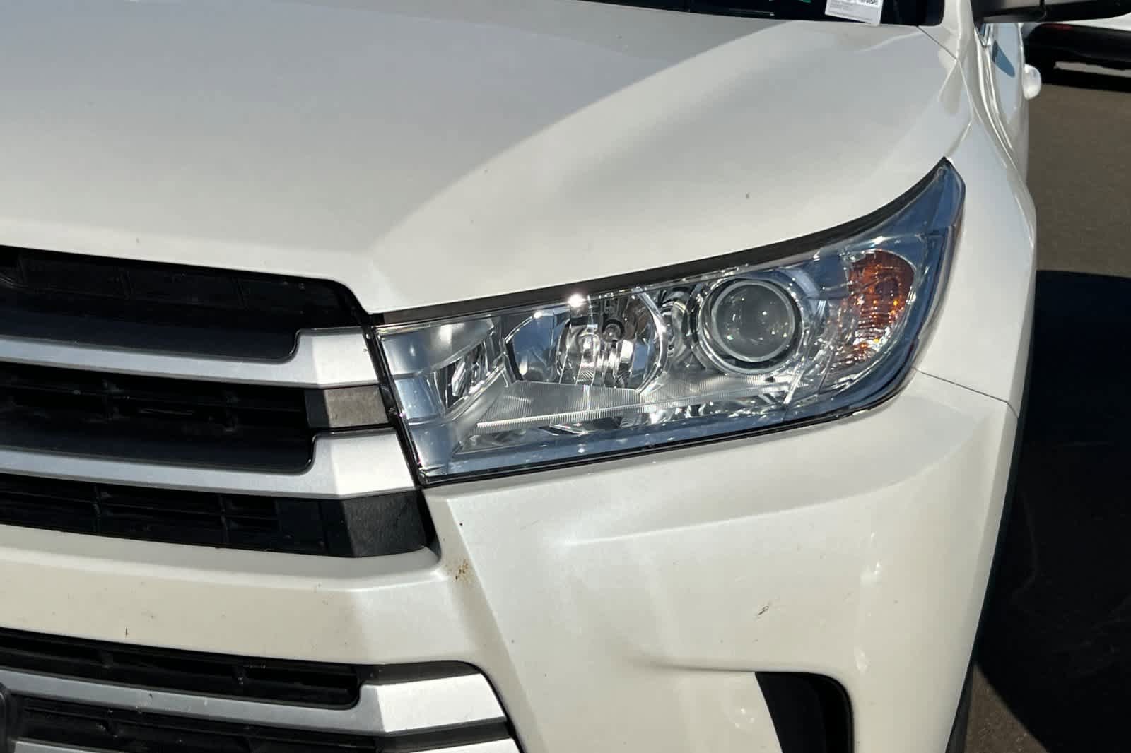 Used 2019 Toyota Highlander LE AWD/4WD image 11