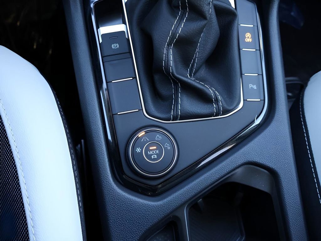 Used 2025 Volkswagen Taos SE image 29