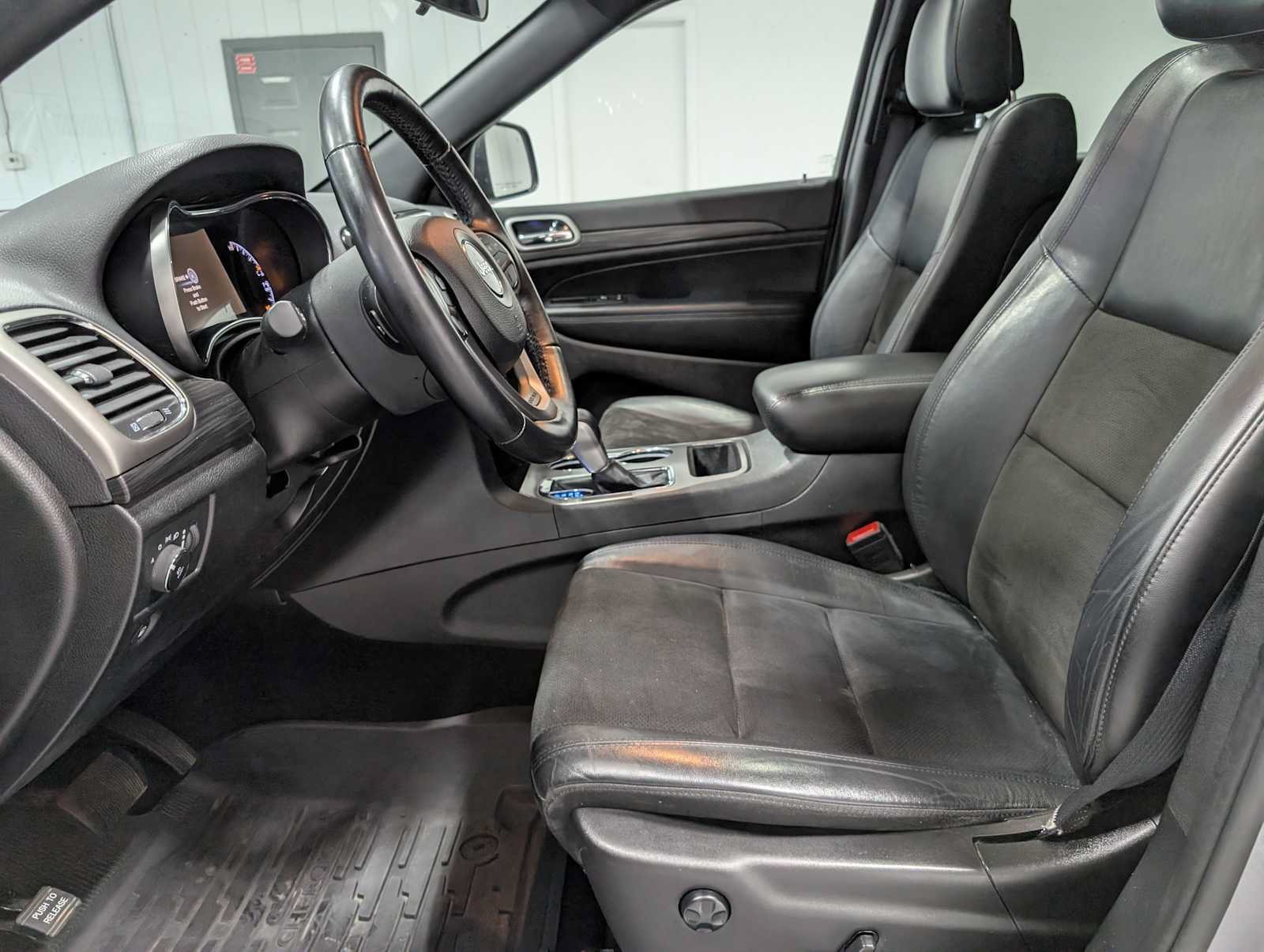 Used 2021 Jeep Grand Cherokee Laredo X AWD/4WD image 4
