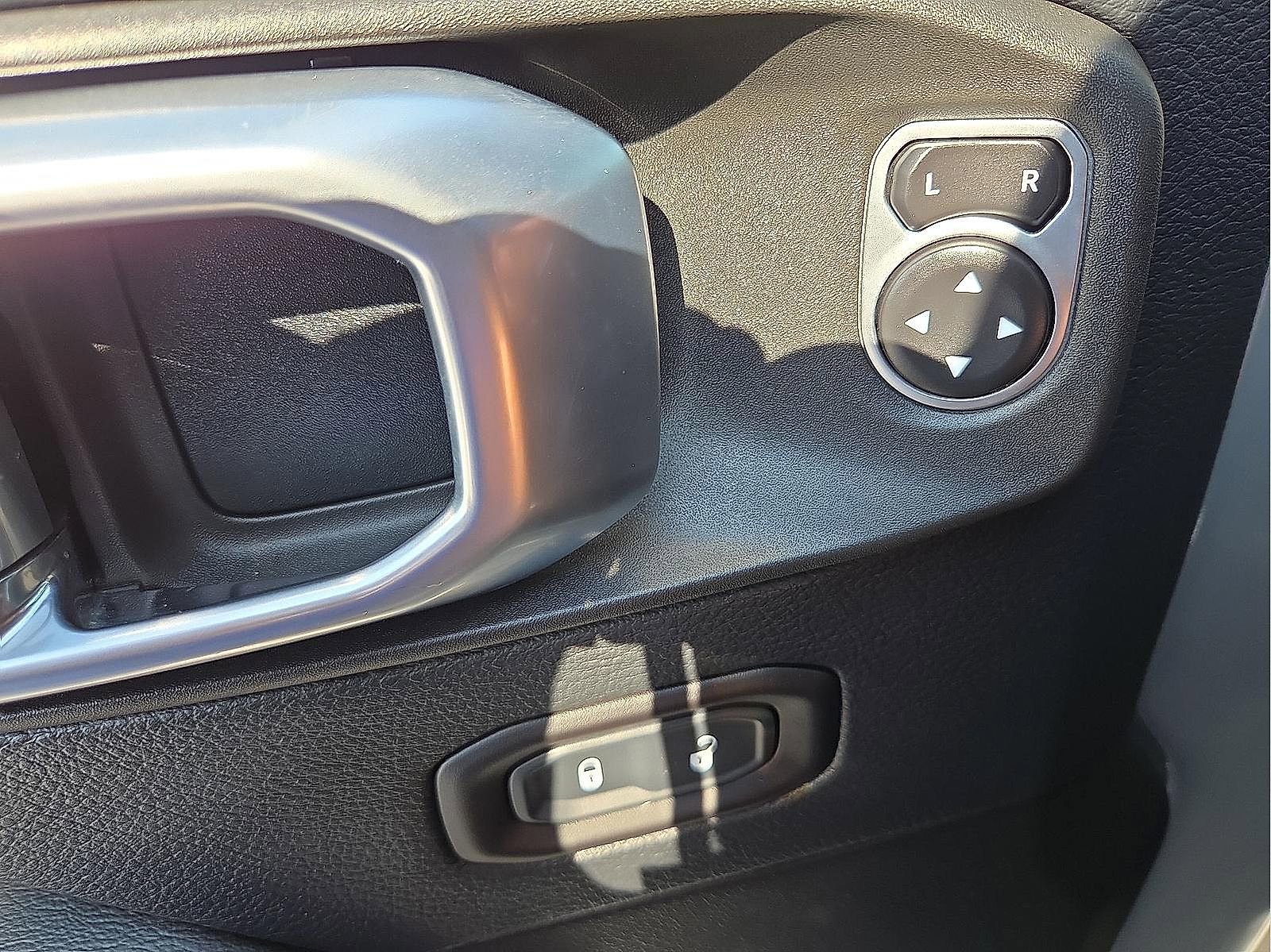 Used 2018 Jeep Wrangler Unlimited Rubicon w/ Dual Top Group image 11