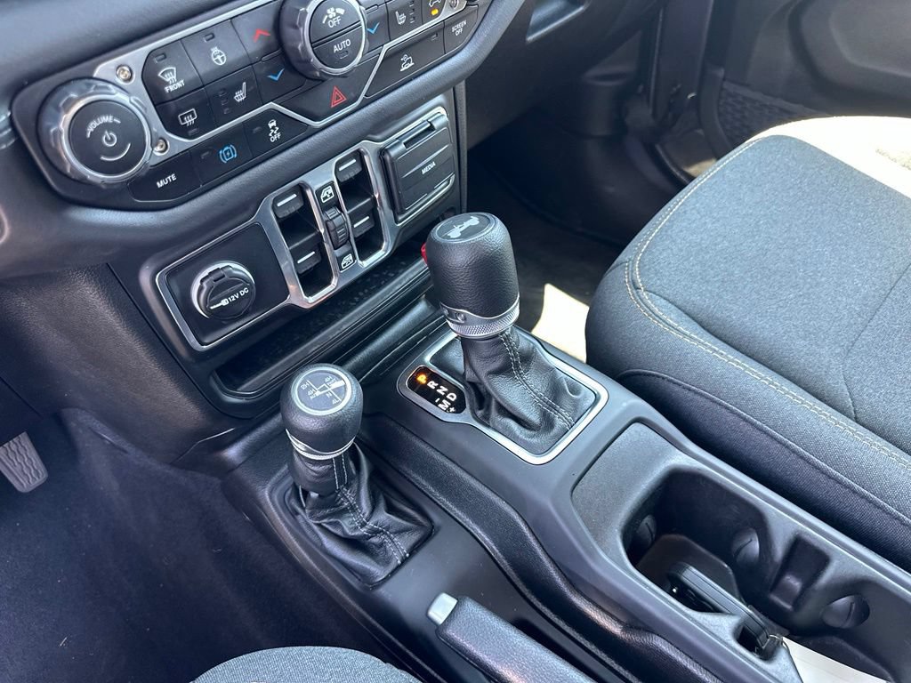 Used 2025 Jeep Wrangler Unlimited Sahara AWD/4WD image 29