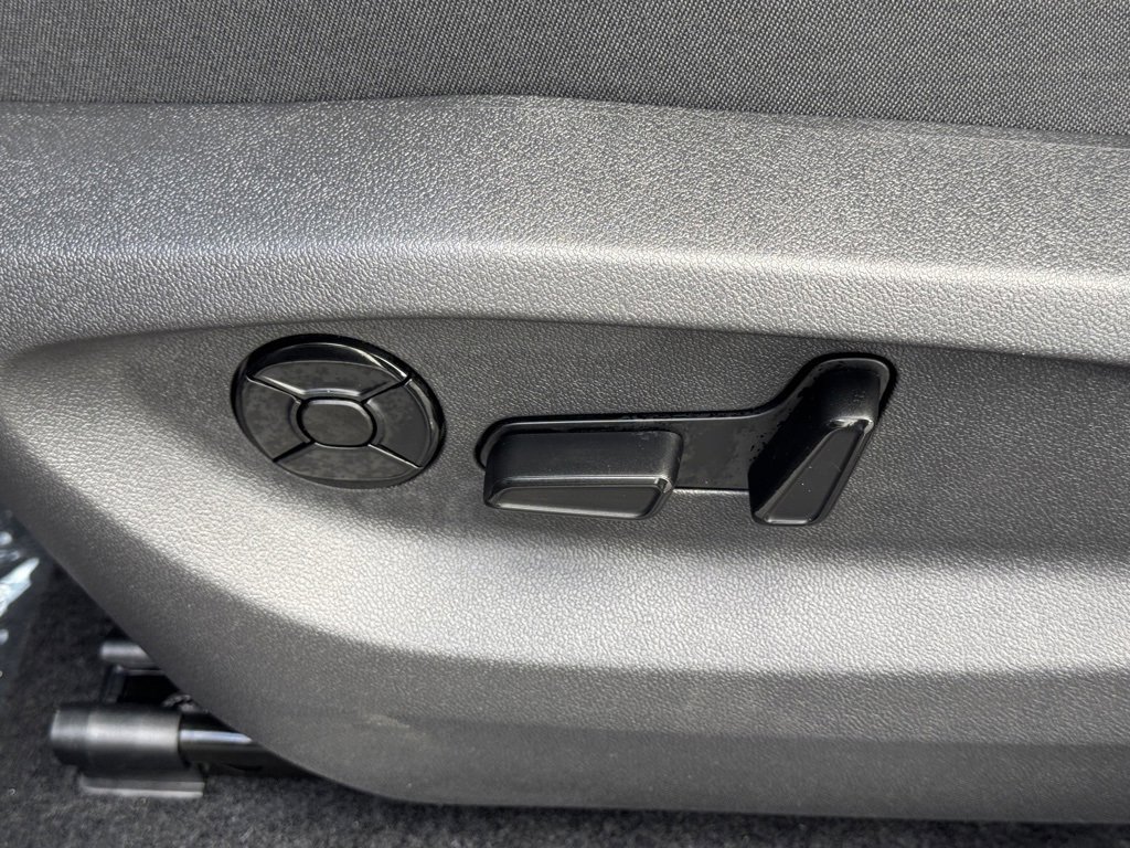 New 2025 Volkswagen Tiguan SE image 13