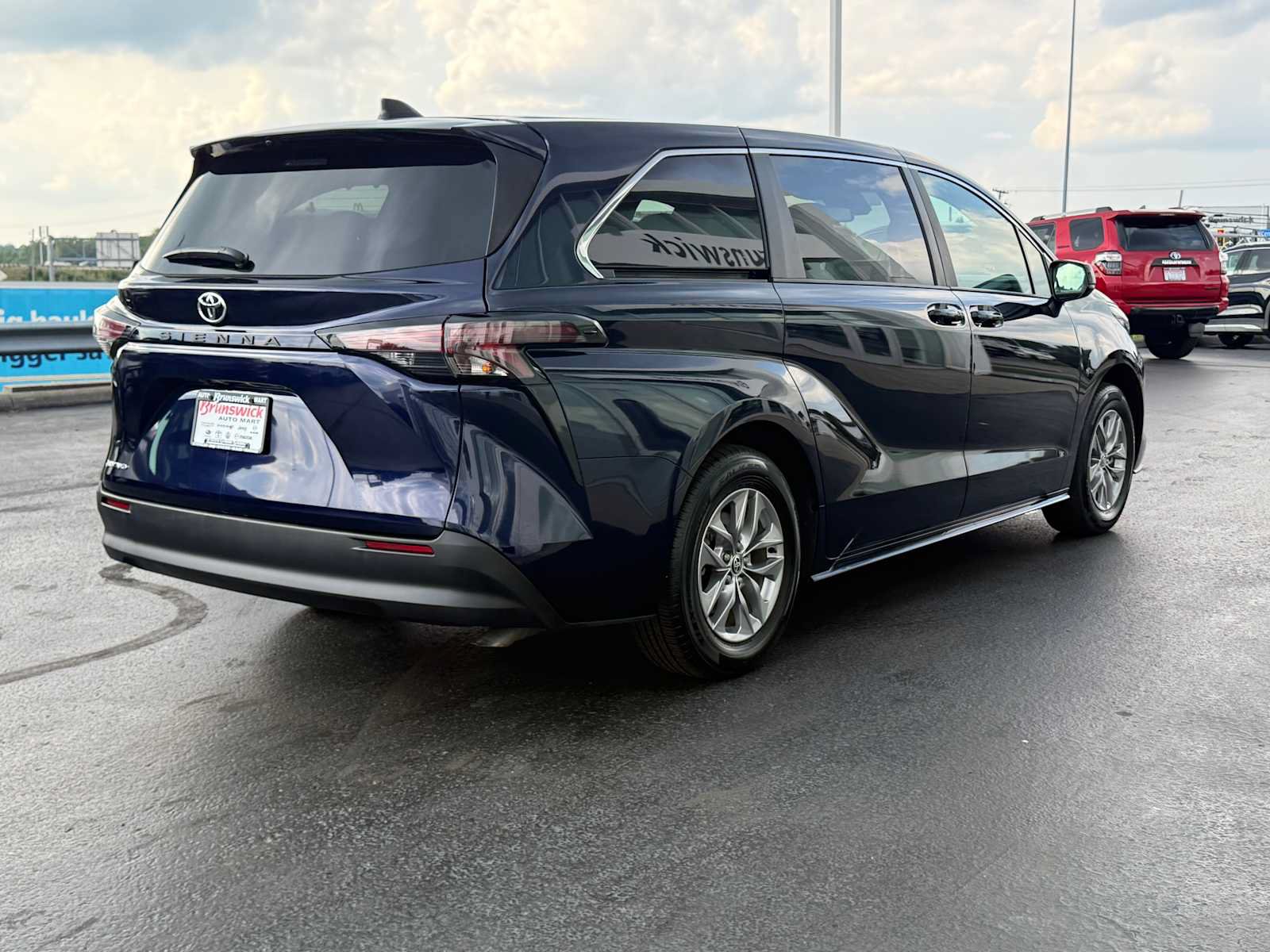 Certified 2026 Toyota Sienna LE AWD/4WD image 4