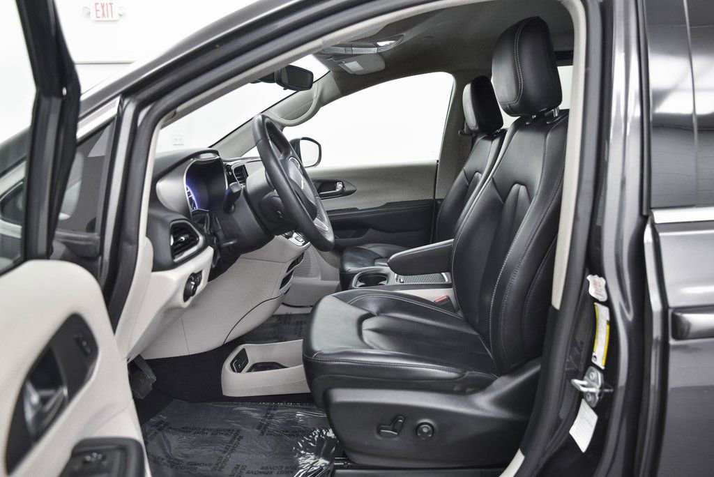 Used 2023 Chrysler Pacifica Touring-L image 11