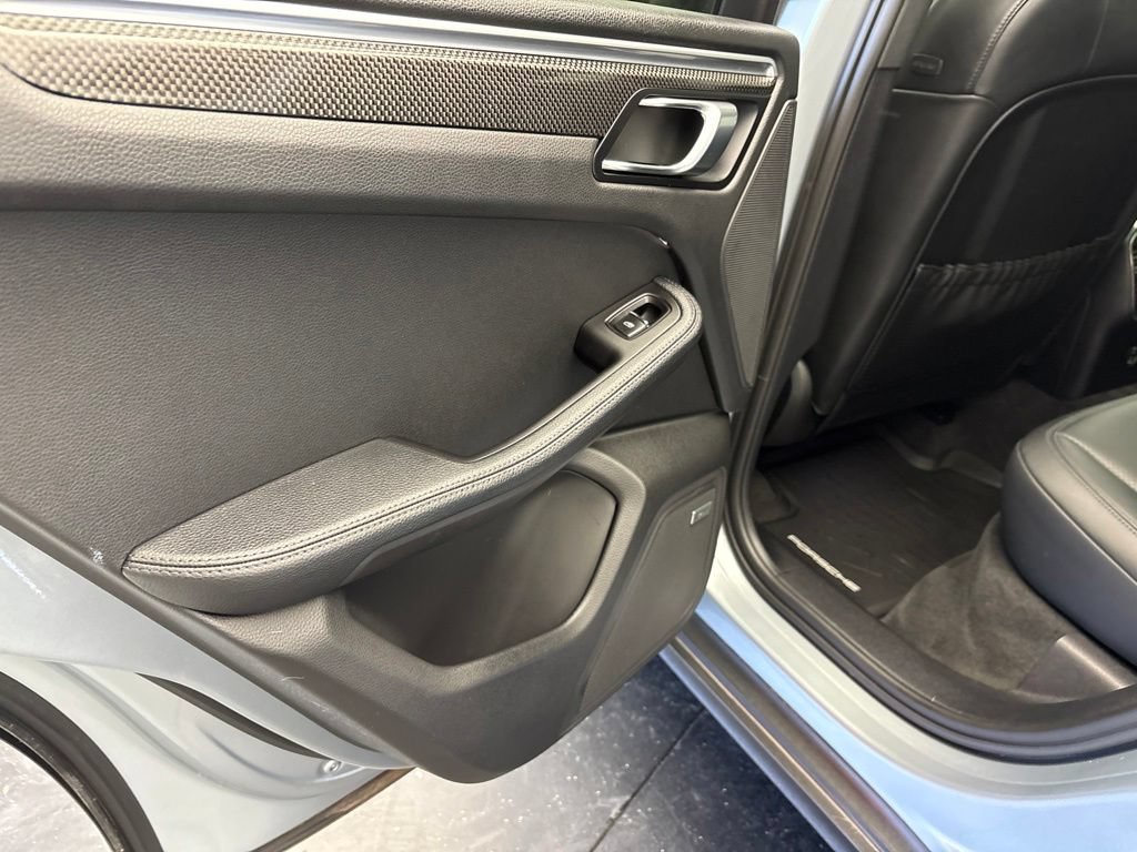 Certified 2023 Porsche Macan AWD/4WD image 18