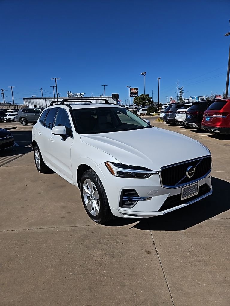 Used 2022 Volvo XC60 B5 Momentum image 3