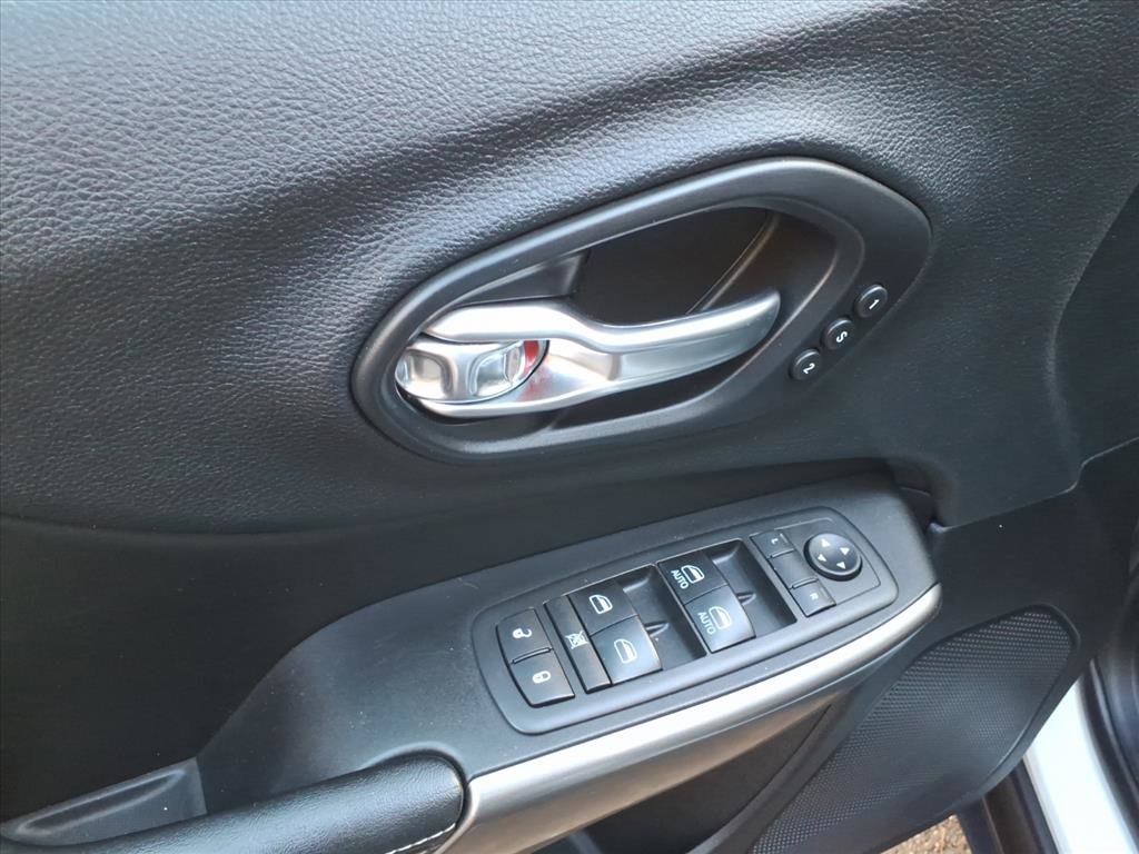 Used 2019 Jeep Cherokee Limited image 10