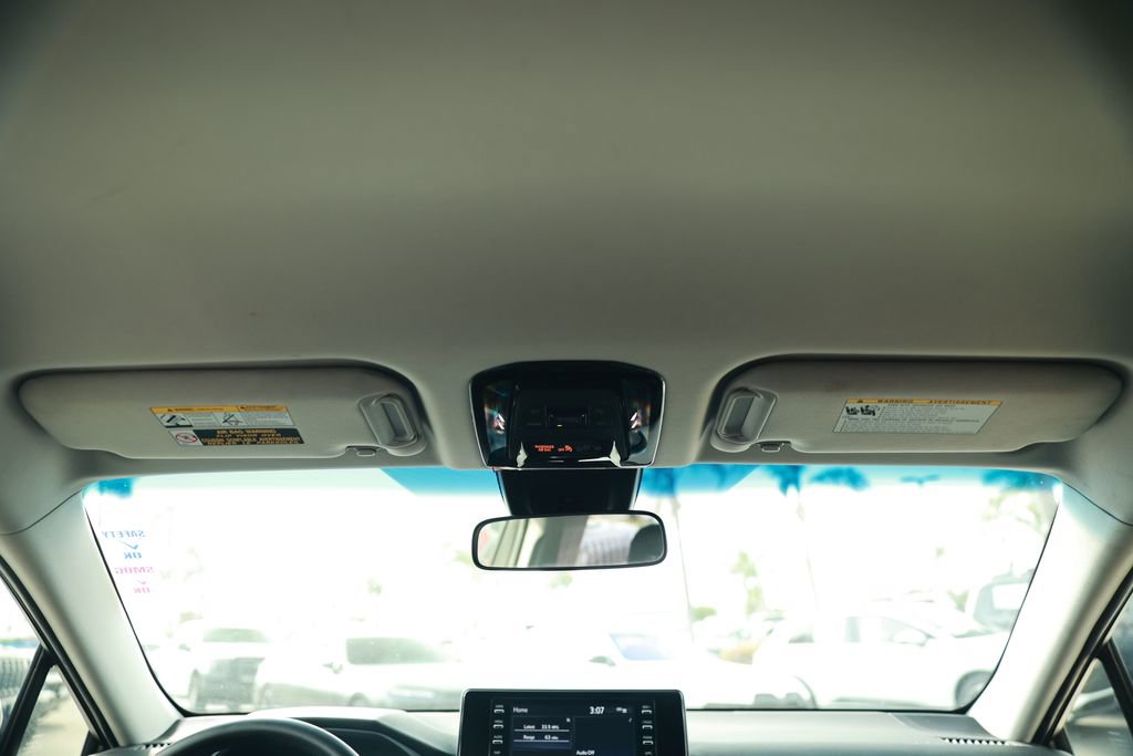 Used 2021 Toyota Venza LE w/ Carpet Mat Package (TMS) image 30