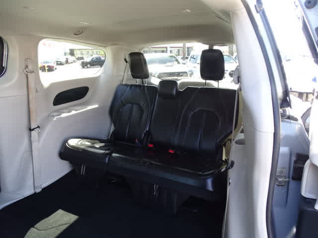 Used 2023 Chrysler Pacifica Touring-L FWD image 19