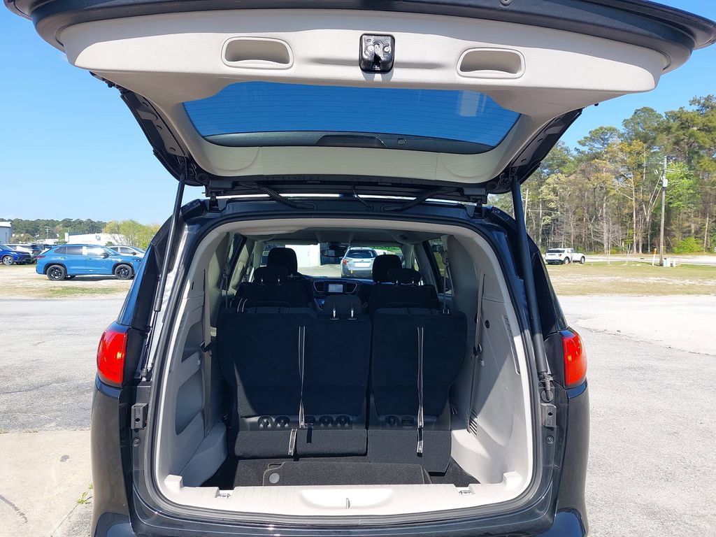 Used 2023 Chrysler Voyager LX image 11