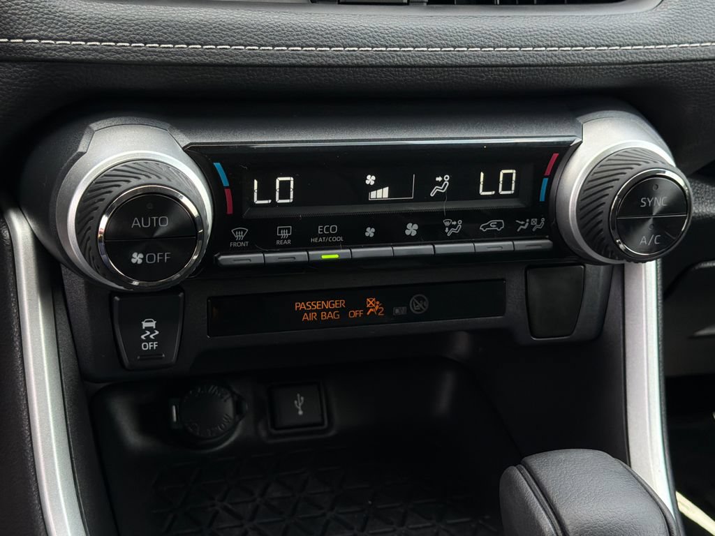 Used 2021 Toyota RAV4 LE AWD/4WD image 29
