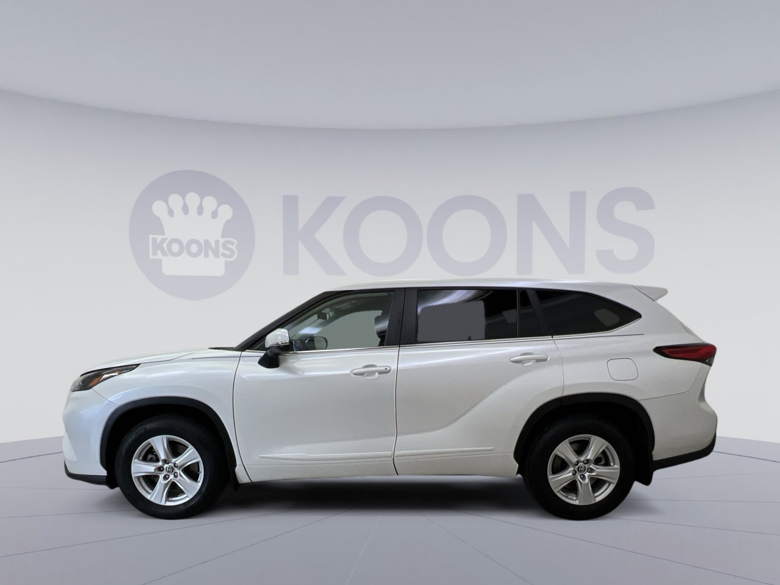 Used 2023 Toyota Highlander LE image 2