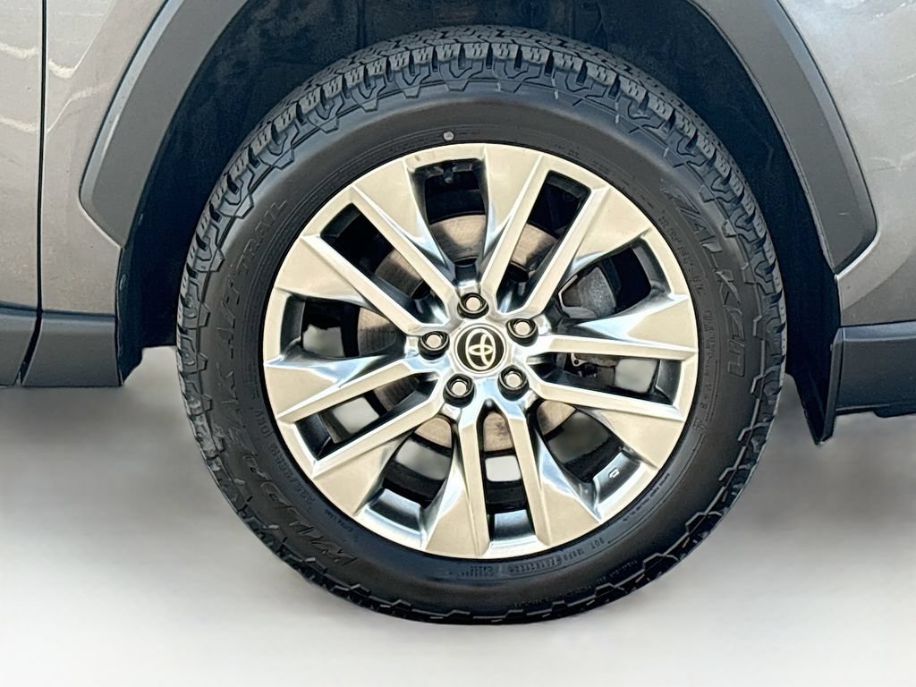 Used 2021 Toyota RAV4 XLE Premium AWD/4WD image 32