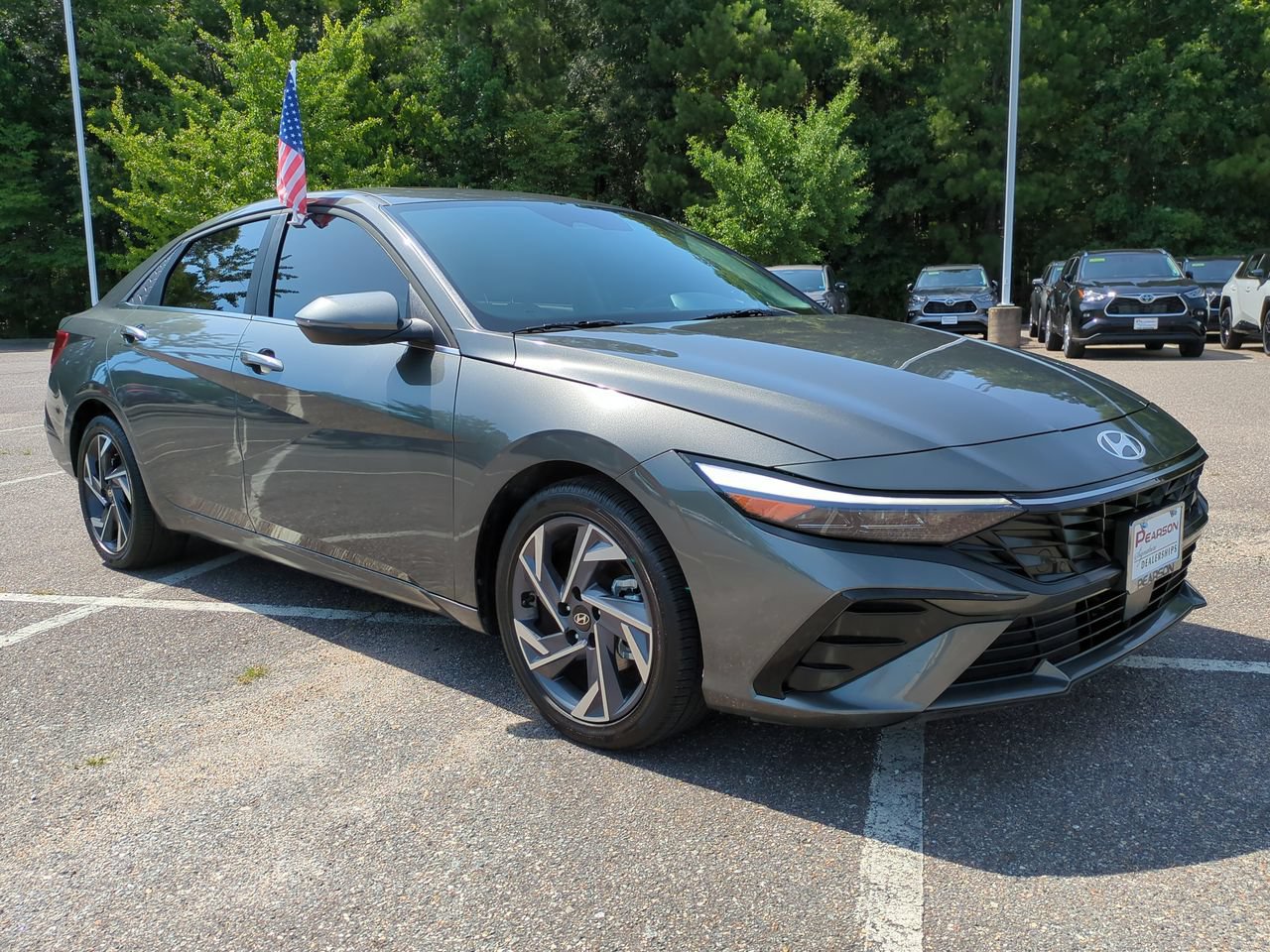 Used 2025 Hyundai Elantra Limited FWD image 2