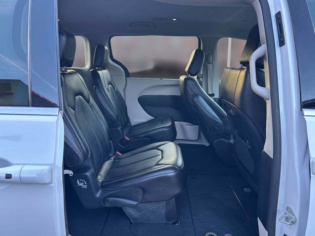 Used 2024 Chrysler Pacifica Touring-L image 16