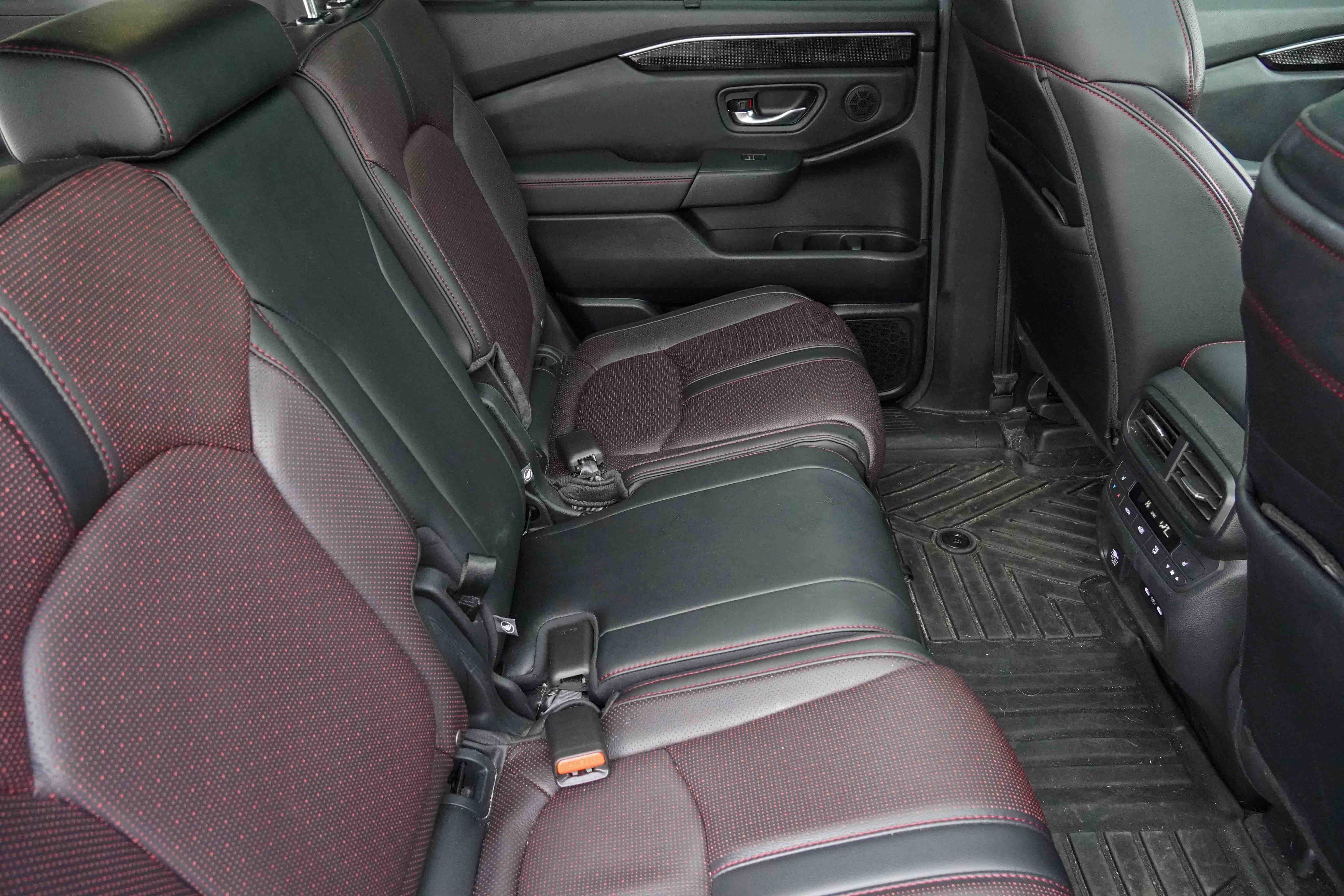 Used 2025 Honda Pilot Black Edition image 38