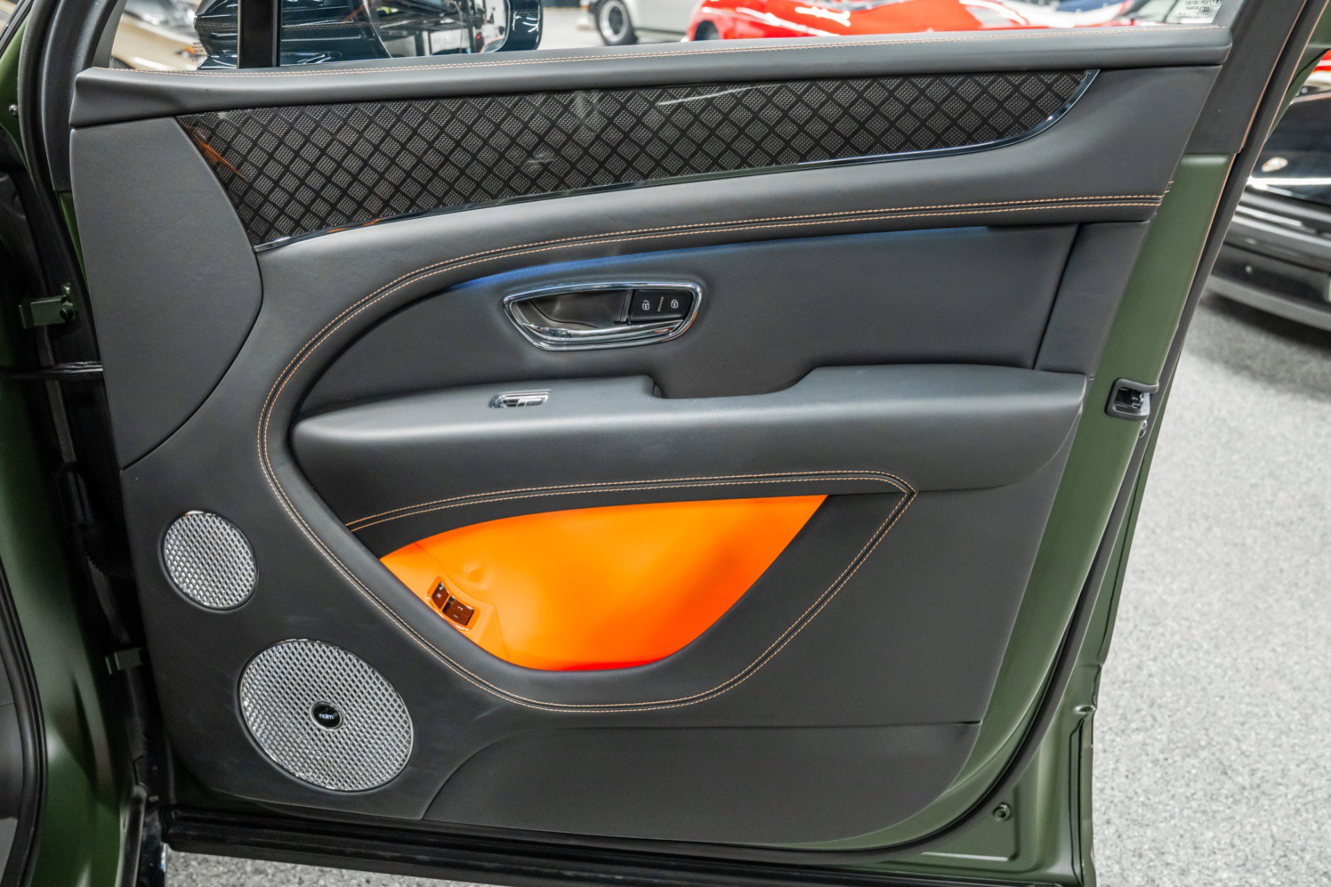 Used 2025 Bentley Bentayga image 42