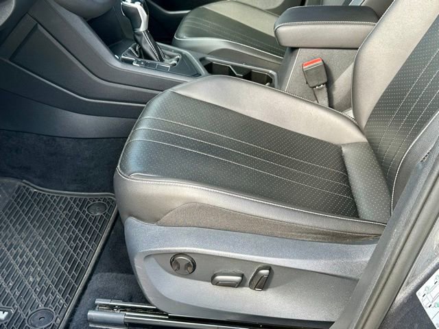 Used 2022 Volkswagen Tiguan SE R-Line image 12