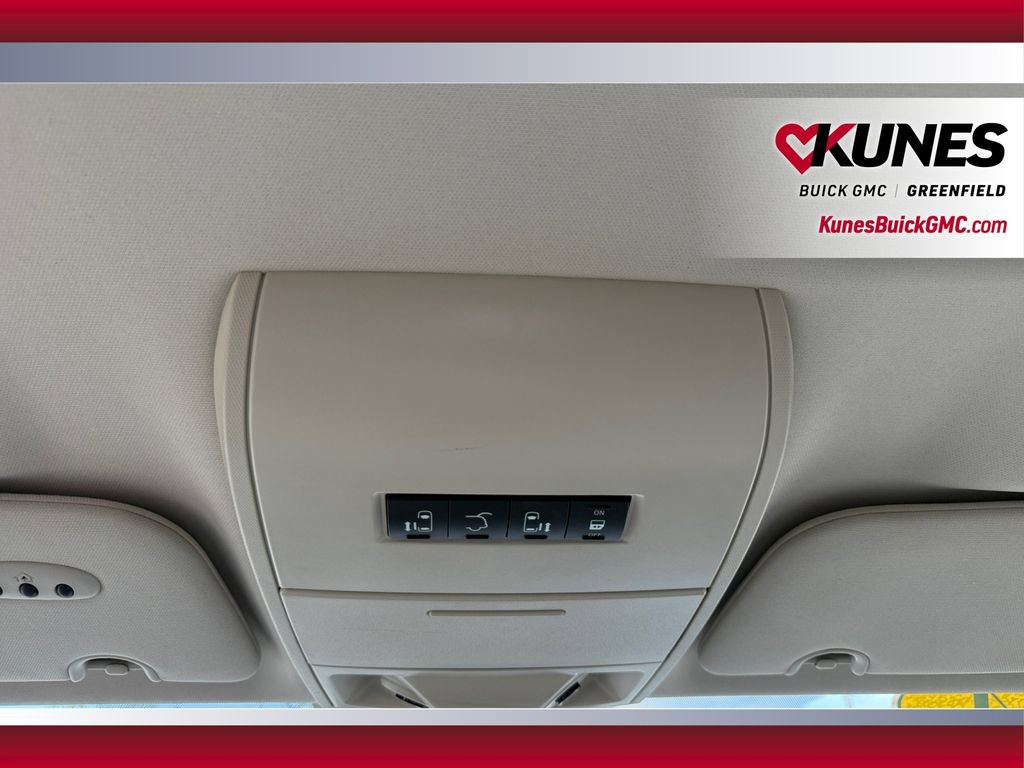 Used 2014 Chrysler Town & Country Touring FWD image 28