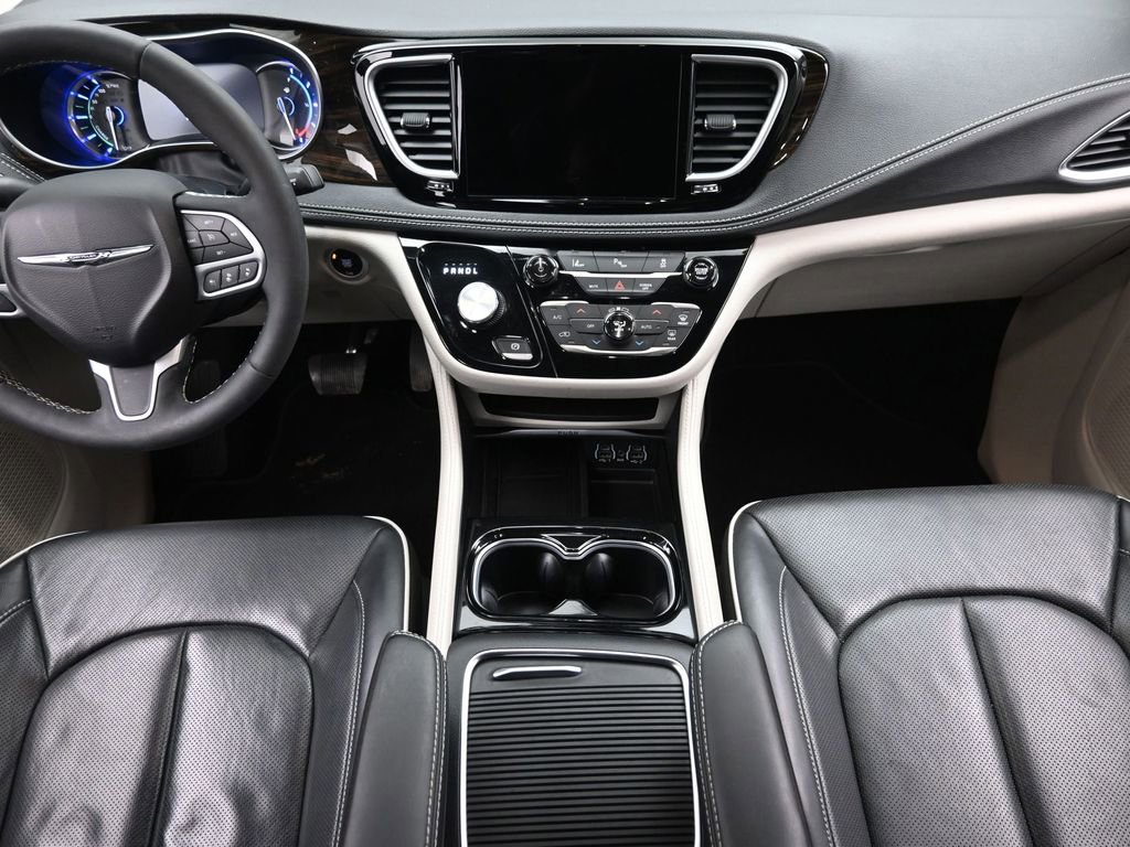 Used 2023 Chrysler Pacifica Limited image 13