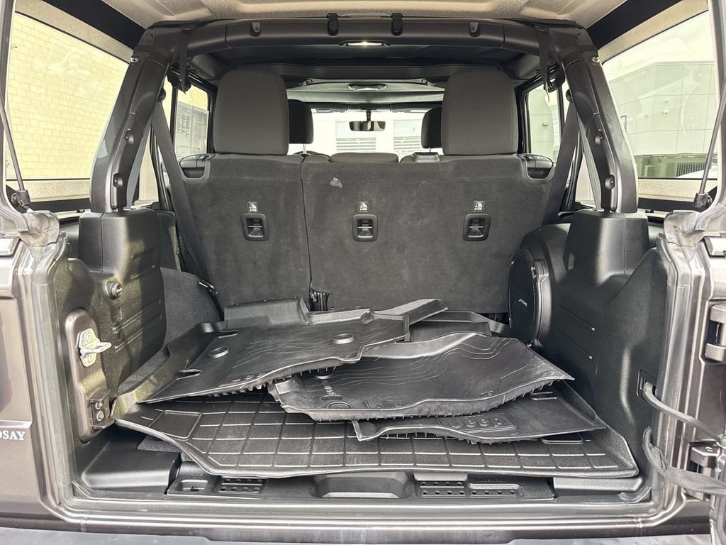 Used 2018 Jeep Wrangler Unlimited Sahara AWD/4WD image 12