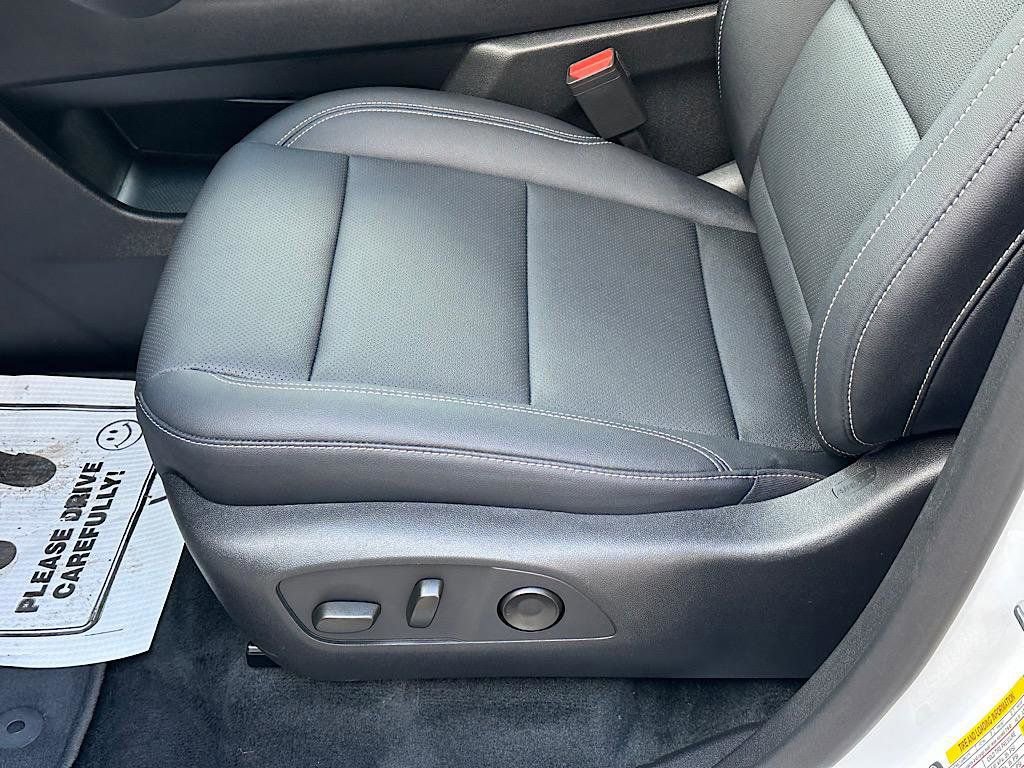 Used 2026 Chevrolet Traverse LT FWD image 12