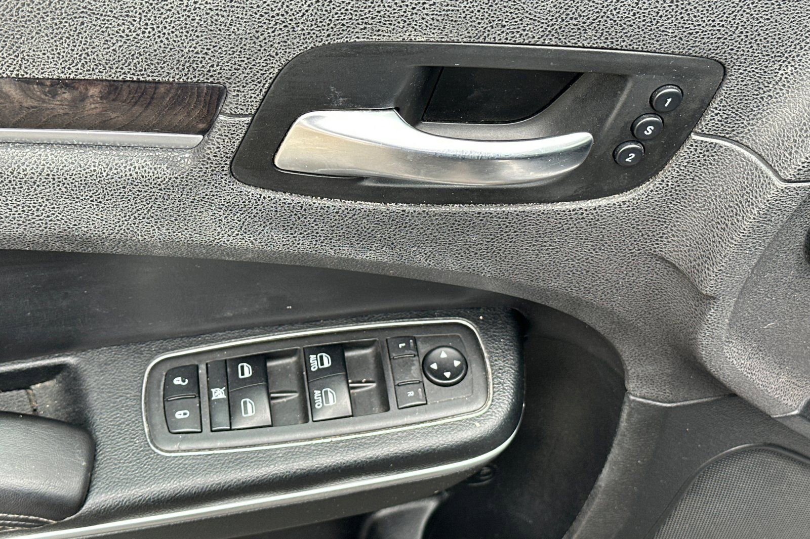 Used 2018 Chrysler 300 Limited image 14