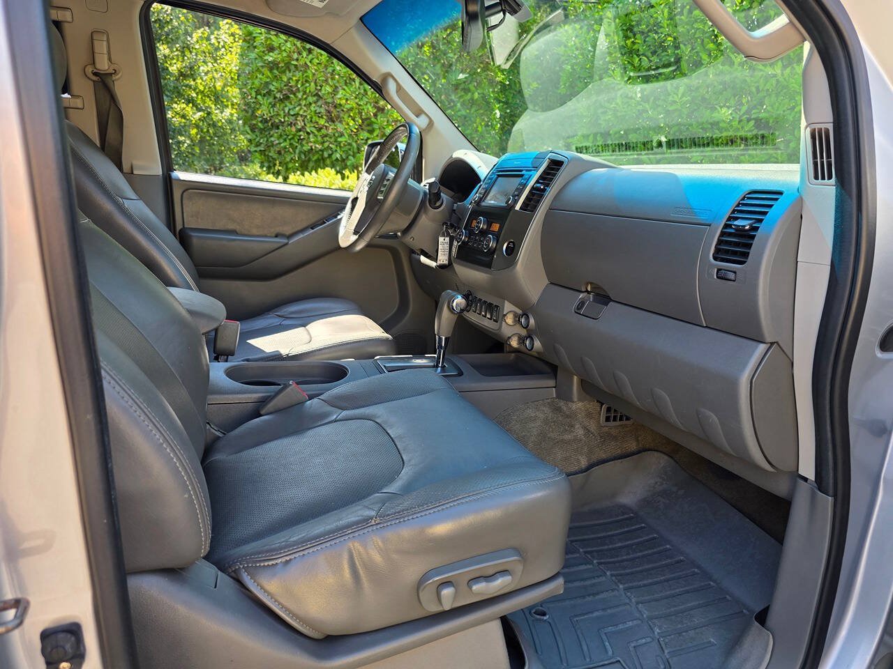 Used 2013 Nissan Frontier SL w/ Moonroof Pkg AWD/4WD image 35