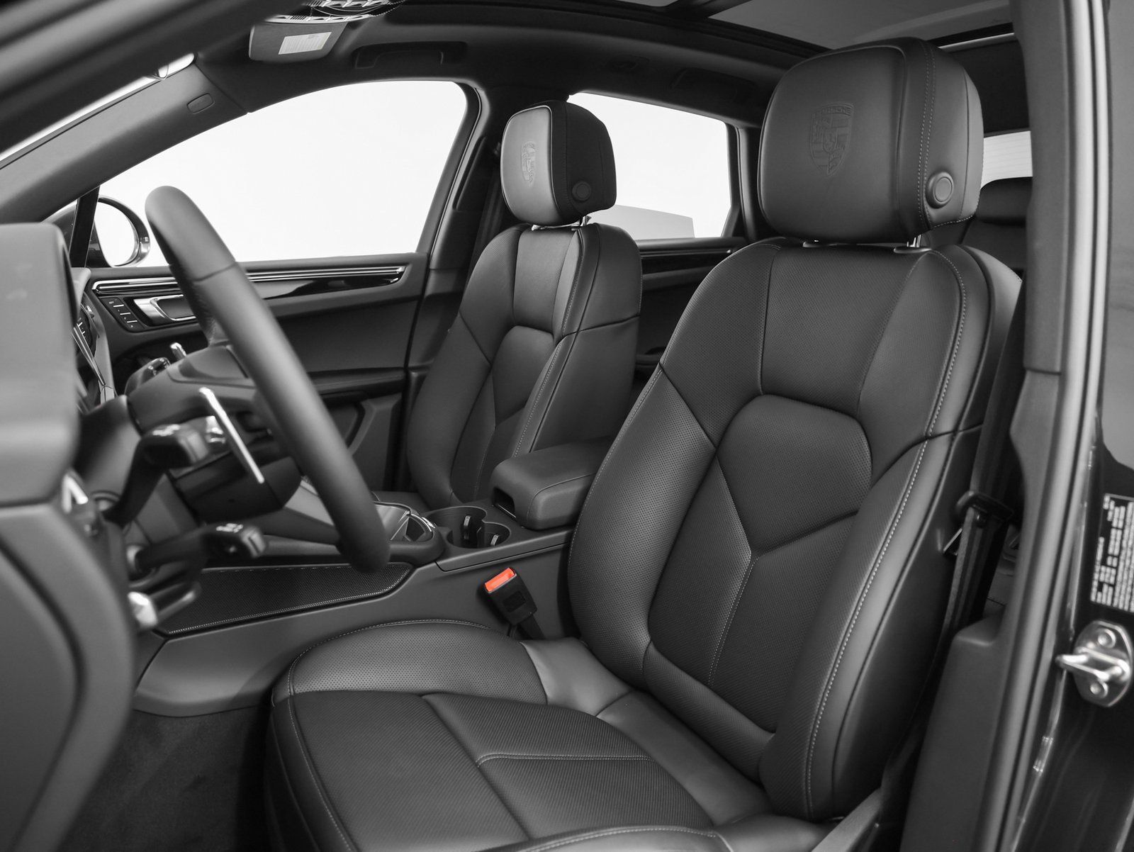 Certified 2025 Porsche Macan image 5