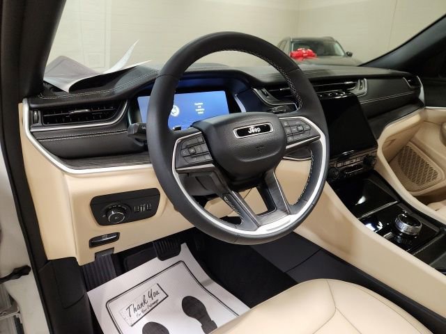 Used 2024 Jeep Grand Cherokee Limited w/ Black Appearance Package image 14