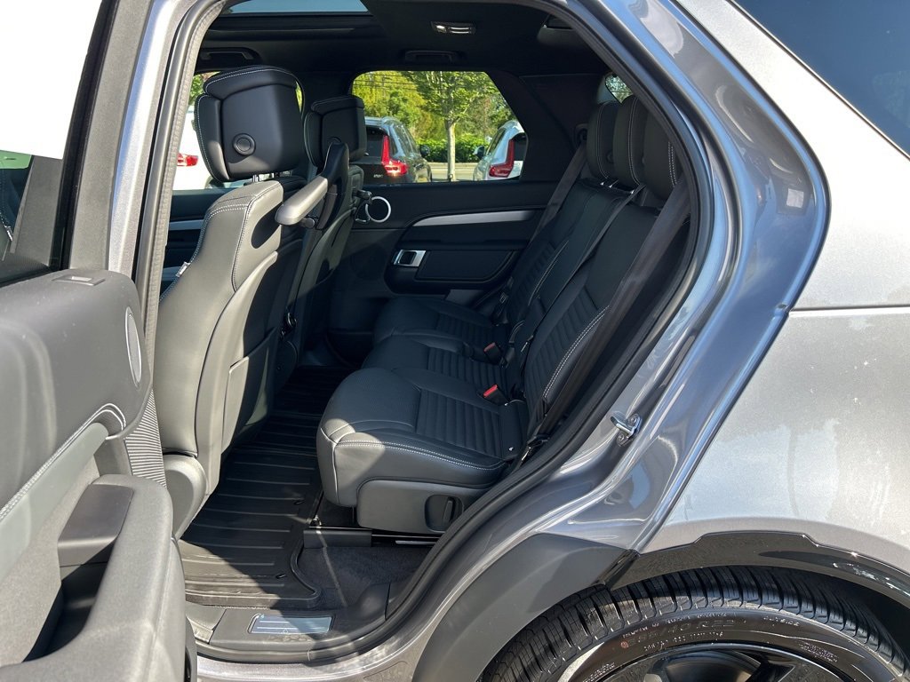 New 2025 Land Rover Discovery Dynamic SE image 5