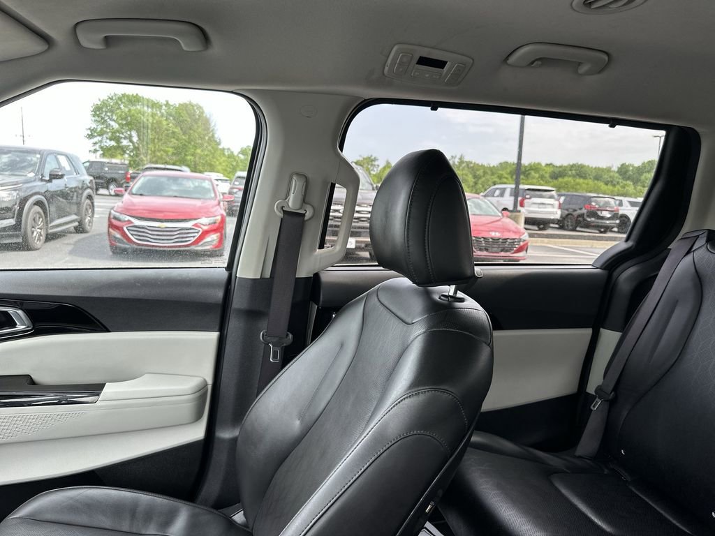 Used 2024 Kia Carnival EX FWD image 12