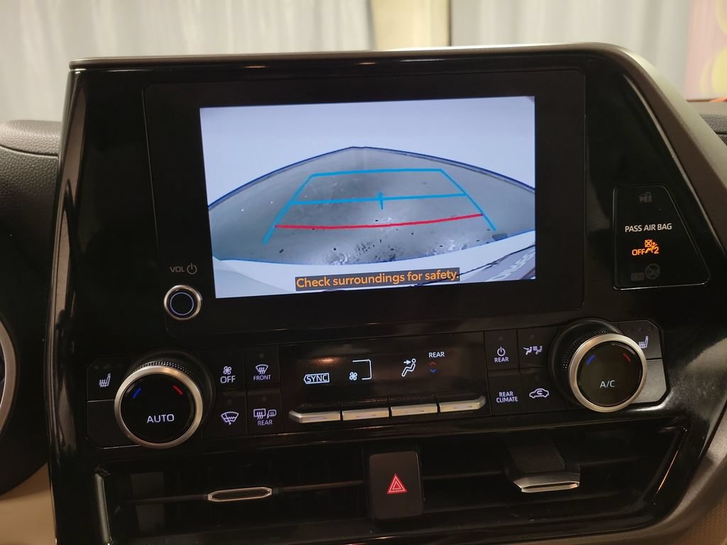 Used 2024 Toyota Highlander XLE AWD/4WD image 17