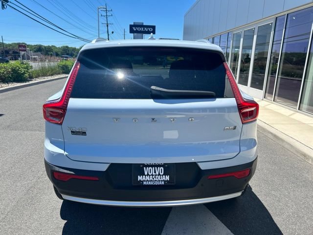 Certified 2025 Volvo XC40 B5 Core AWD/4WD image 4