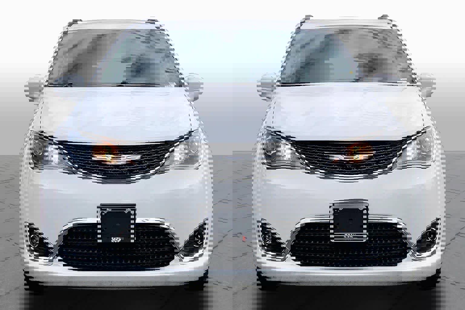 Used 2017 Chrysler Pacifica Touring-L w/ Tire & Wheel Group FWD image 4