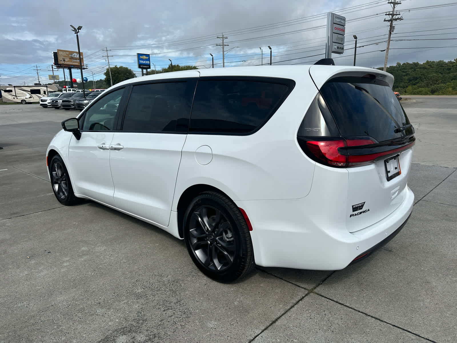 New 2026 Chrysler Pacifica Select image 3