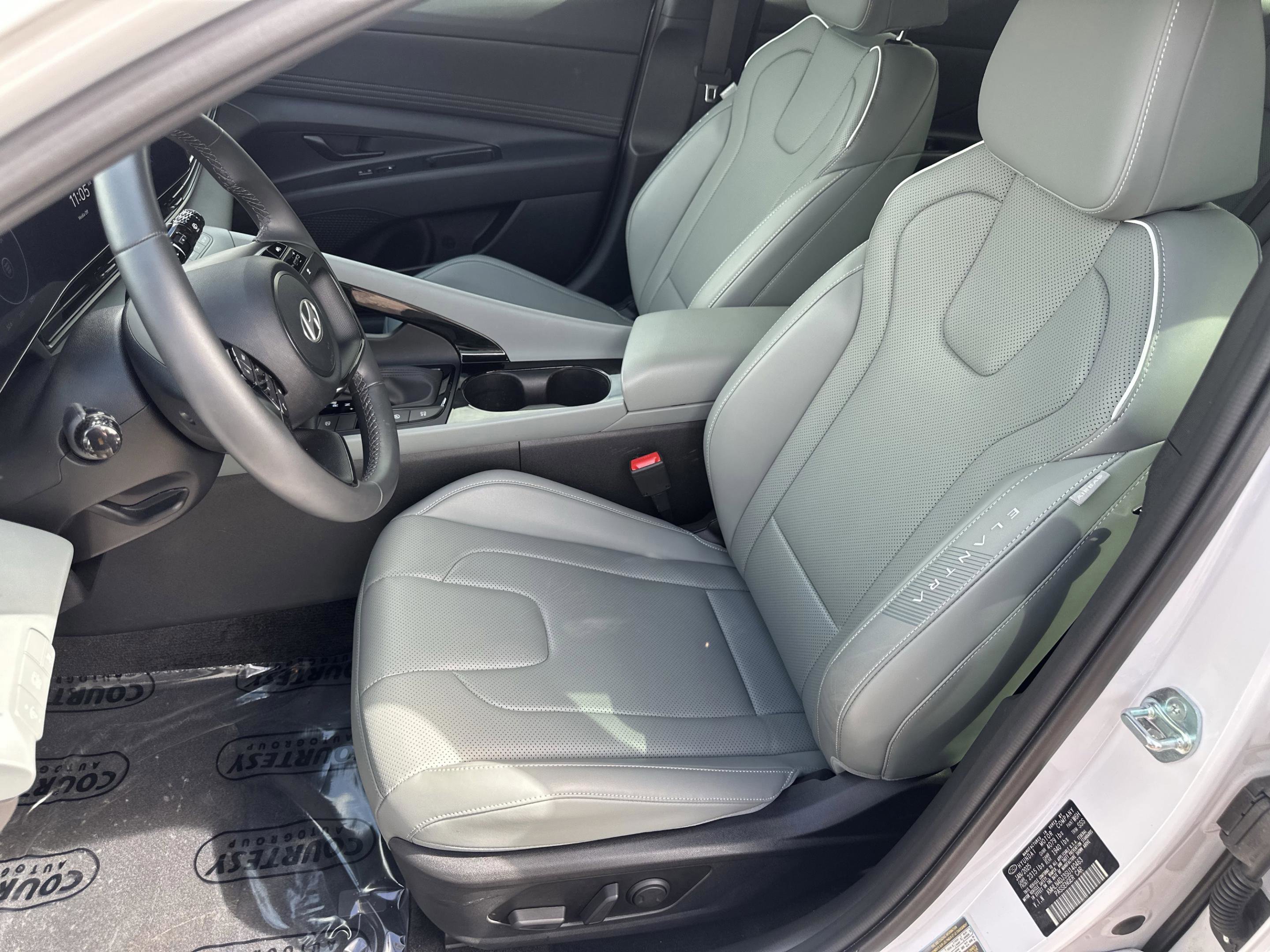 Used 2025 Hyundai Elantra Limited image 18