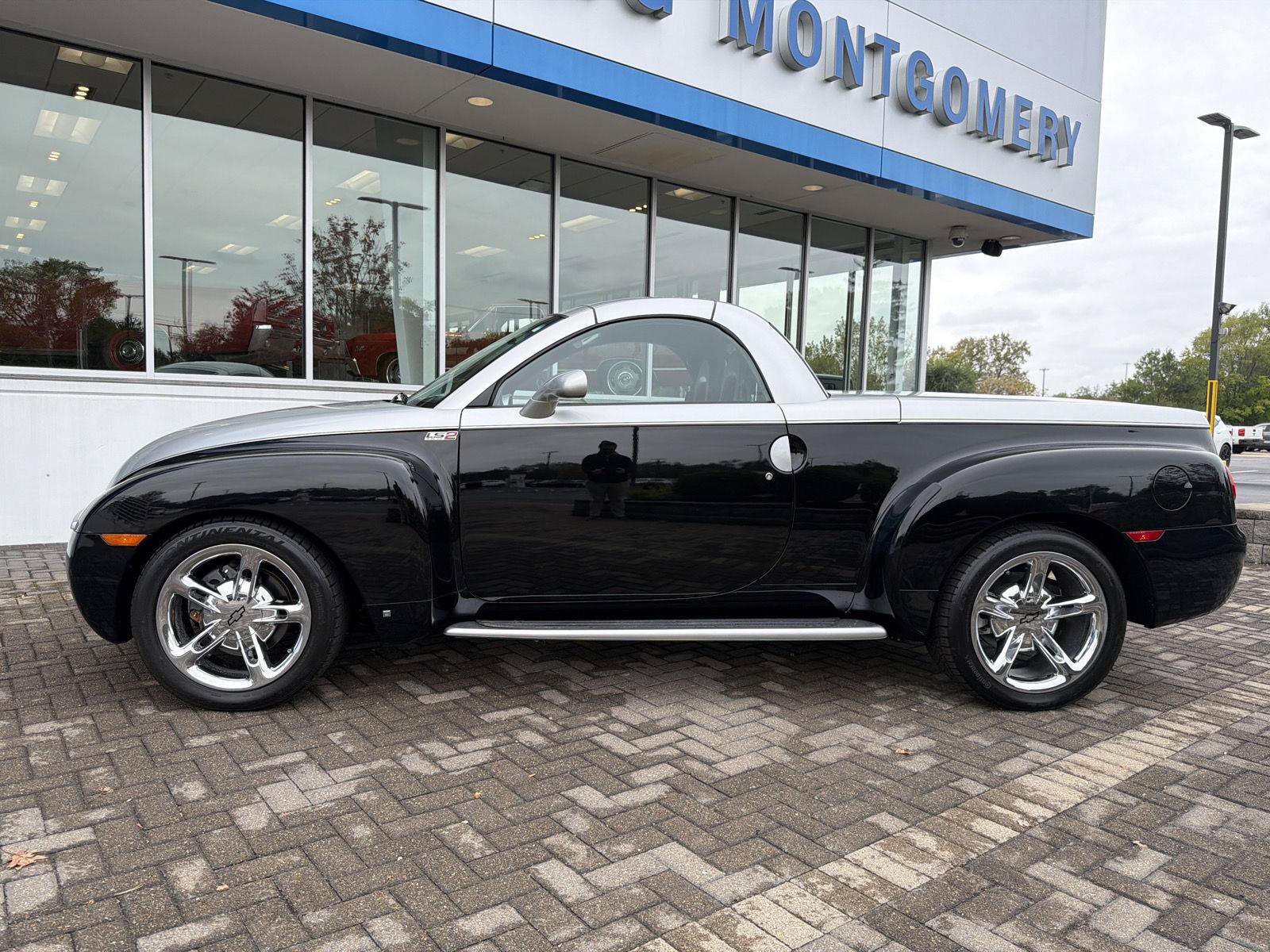 Used 2006 Chevrolet SSR w/ Preferred Equipment Group RWD image 2