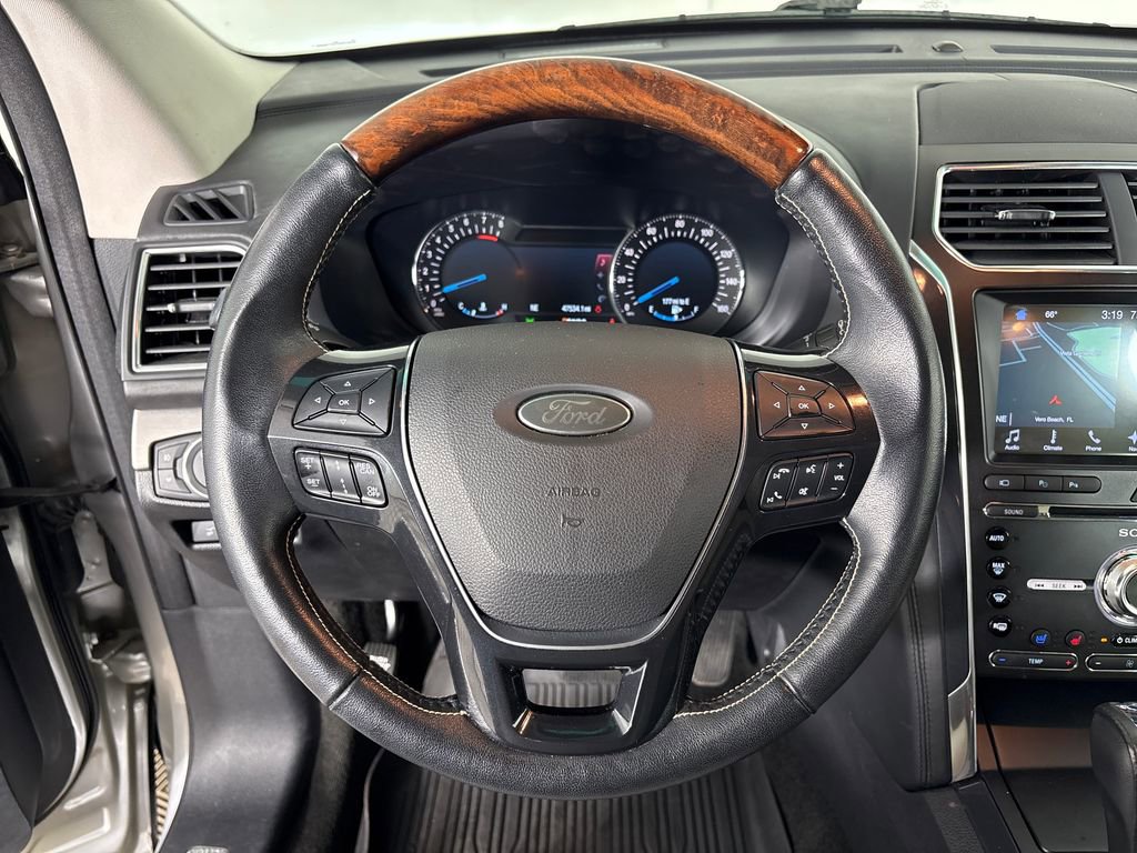 Used 2017 Ford Explorer Platinum image 18