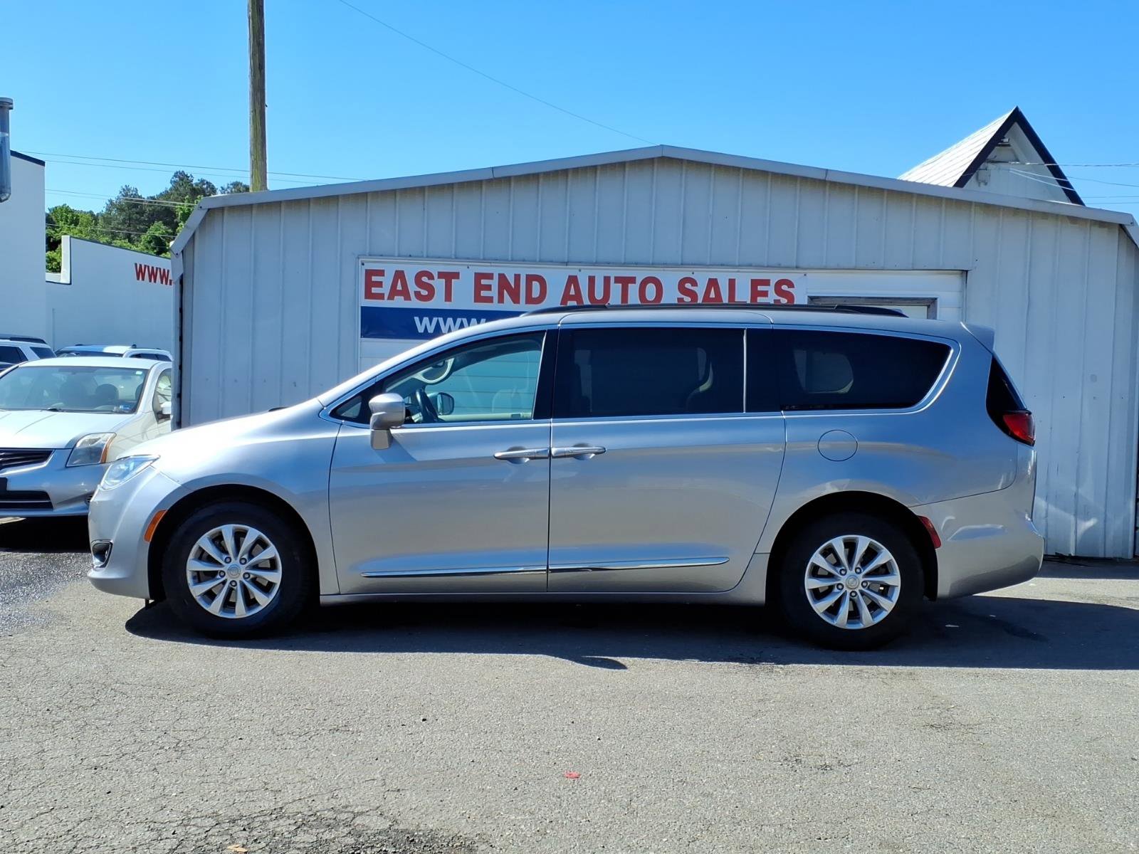 Used 2017 Chrysler Pacifica Touring-L FWD image 2