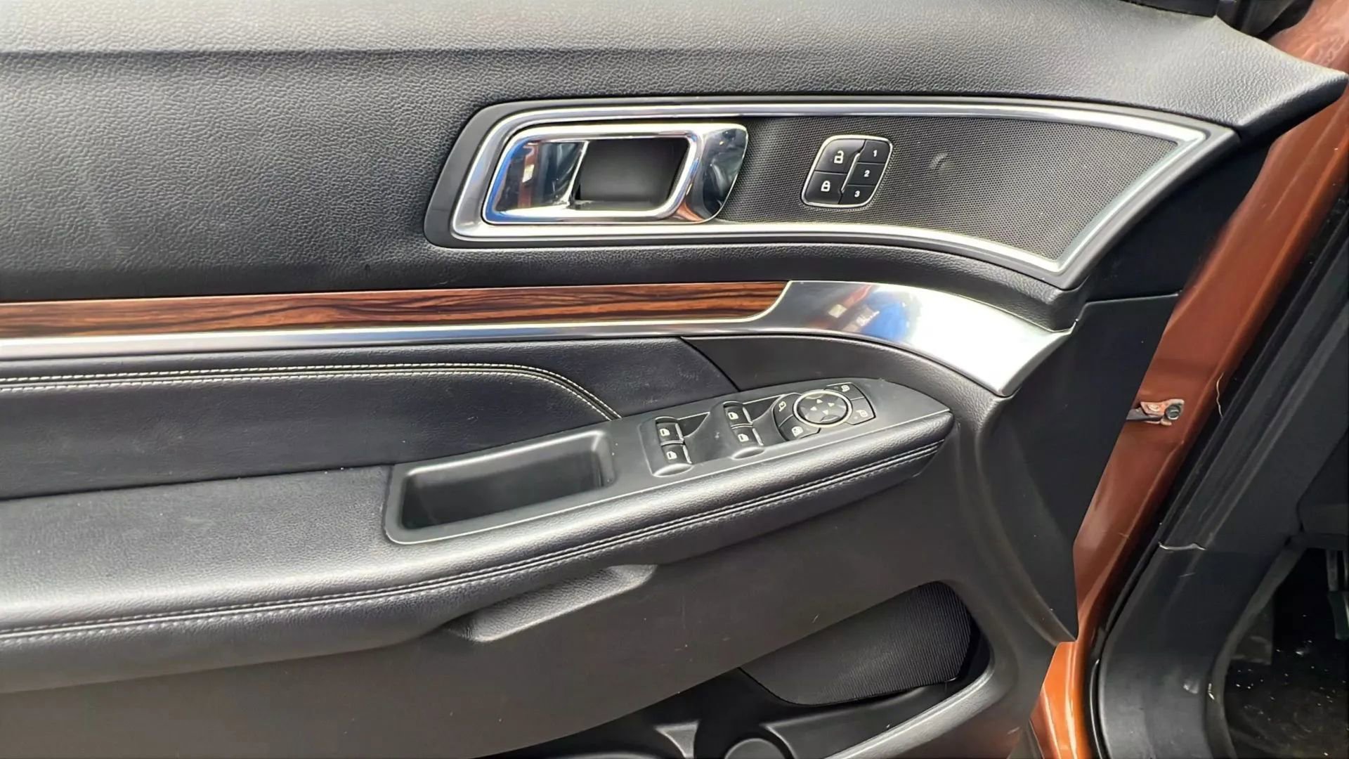 Used 2017 Ford Explorer Limited image 24