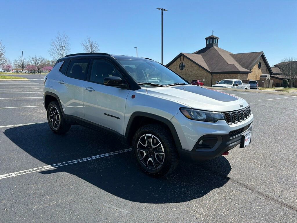 Used 2025 Jeep Compass Trailhawk AWD/4WD image 3