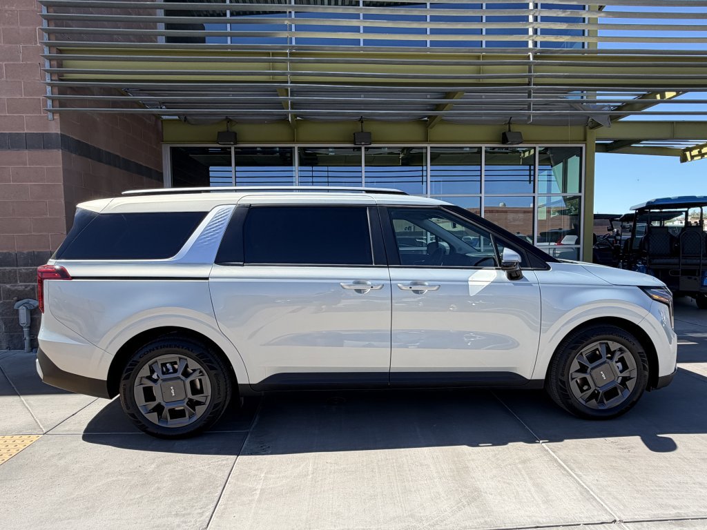 Used 2025 Kia Carnival EX image 9