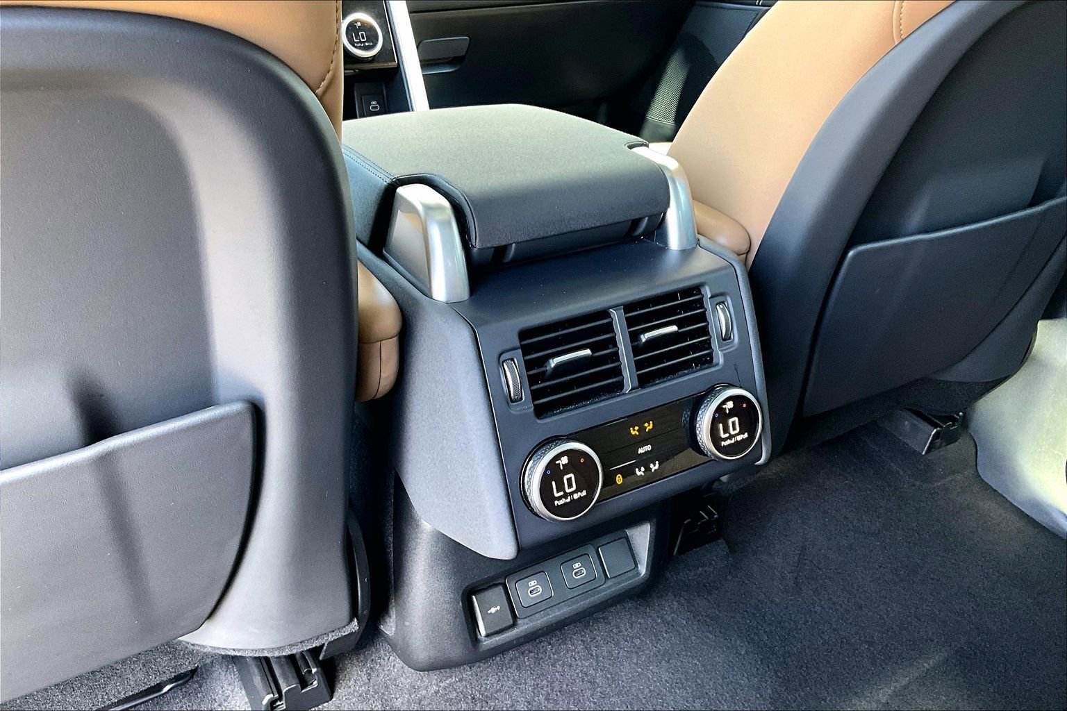 Used 2025 Land Rover Discovery Dynamic SE image 34