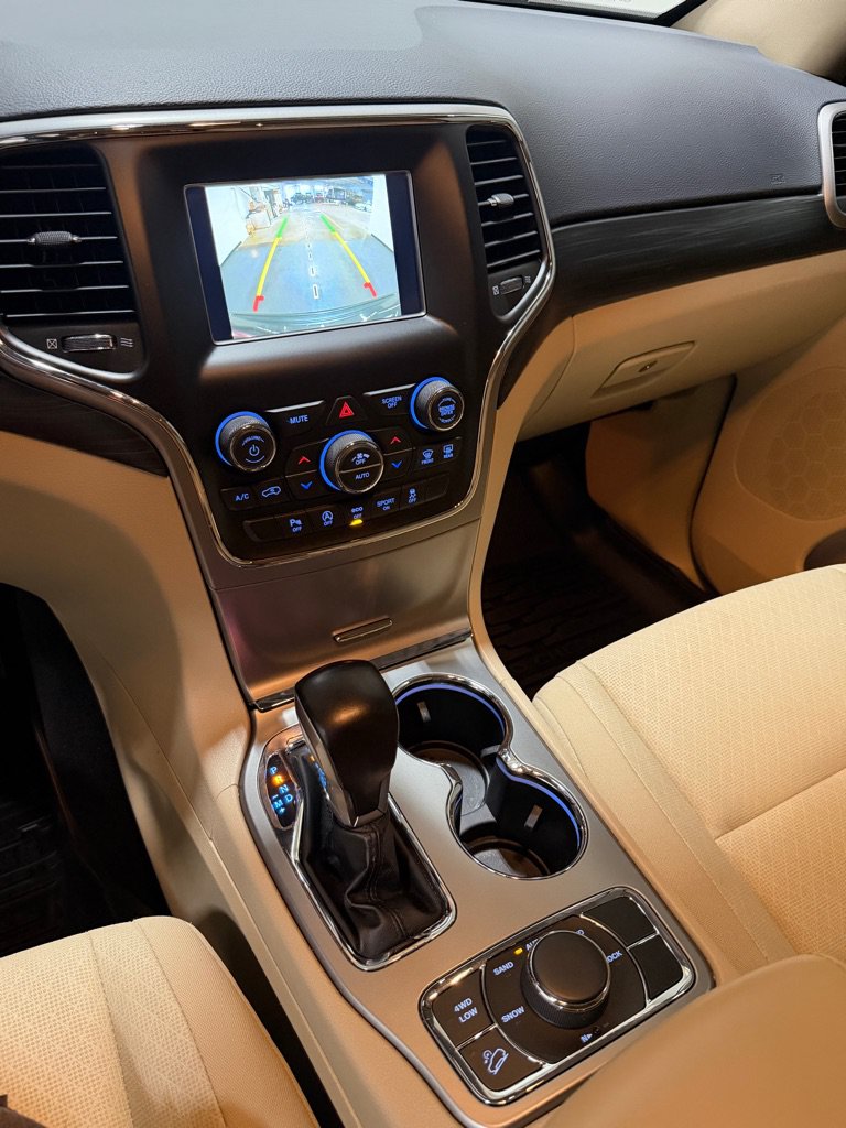 Used 2020 Jeep Grand Cherokee Laredo AWD/4WD image 13