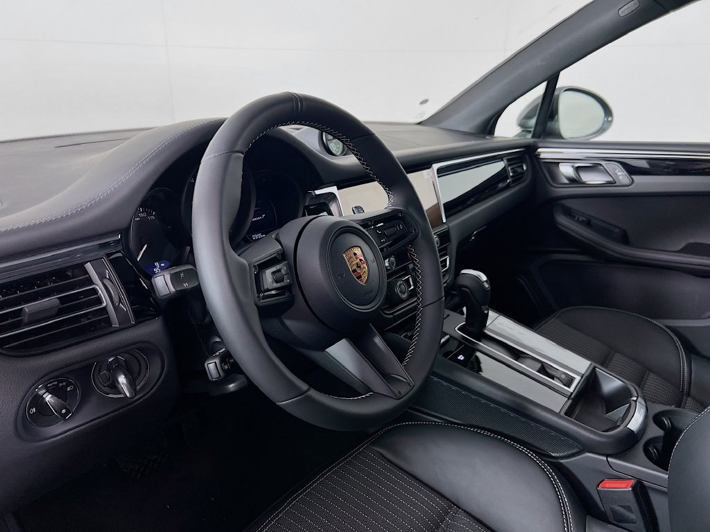 Certified 2026 Porsche Macan Turbo AWD/4WD image 4